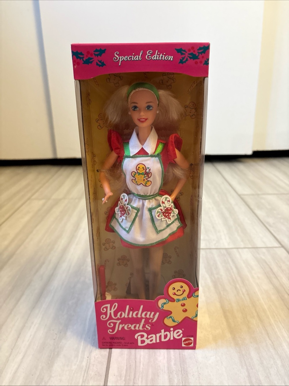 1997 Barbie HOLIDAY TREATS Doll Blonde #17236 NRFB Gingerbread Cookies Christmas